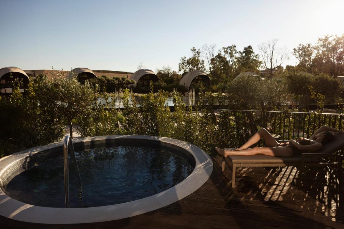 91 Athens Riviera, The Resort