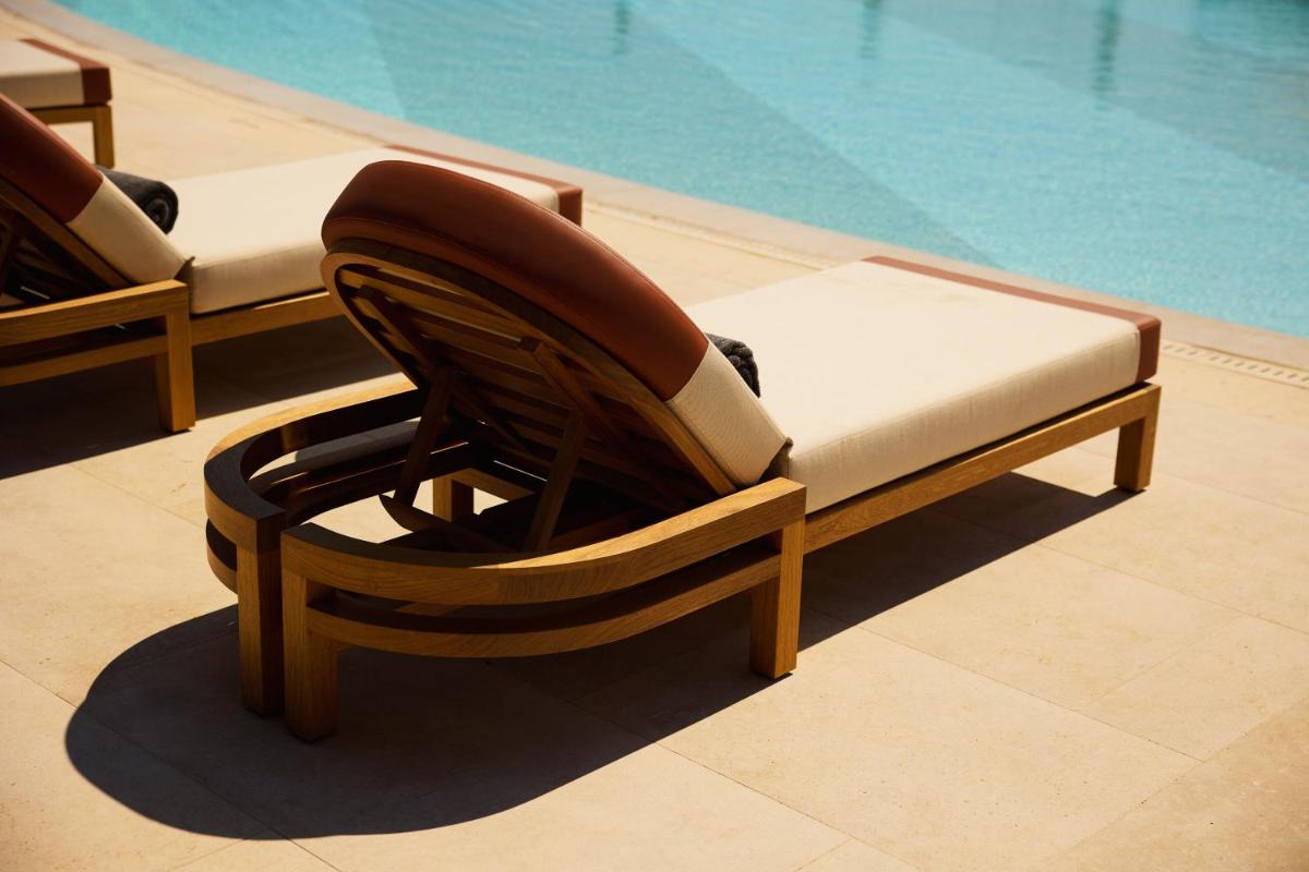 91 Athens Riviera, The Resort