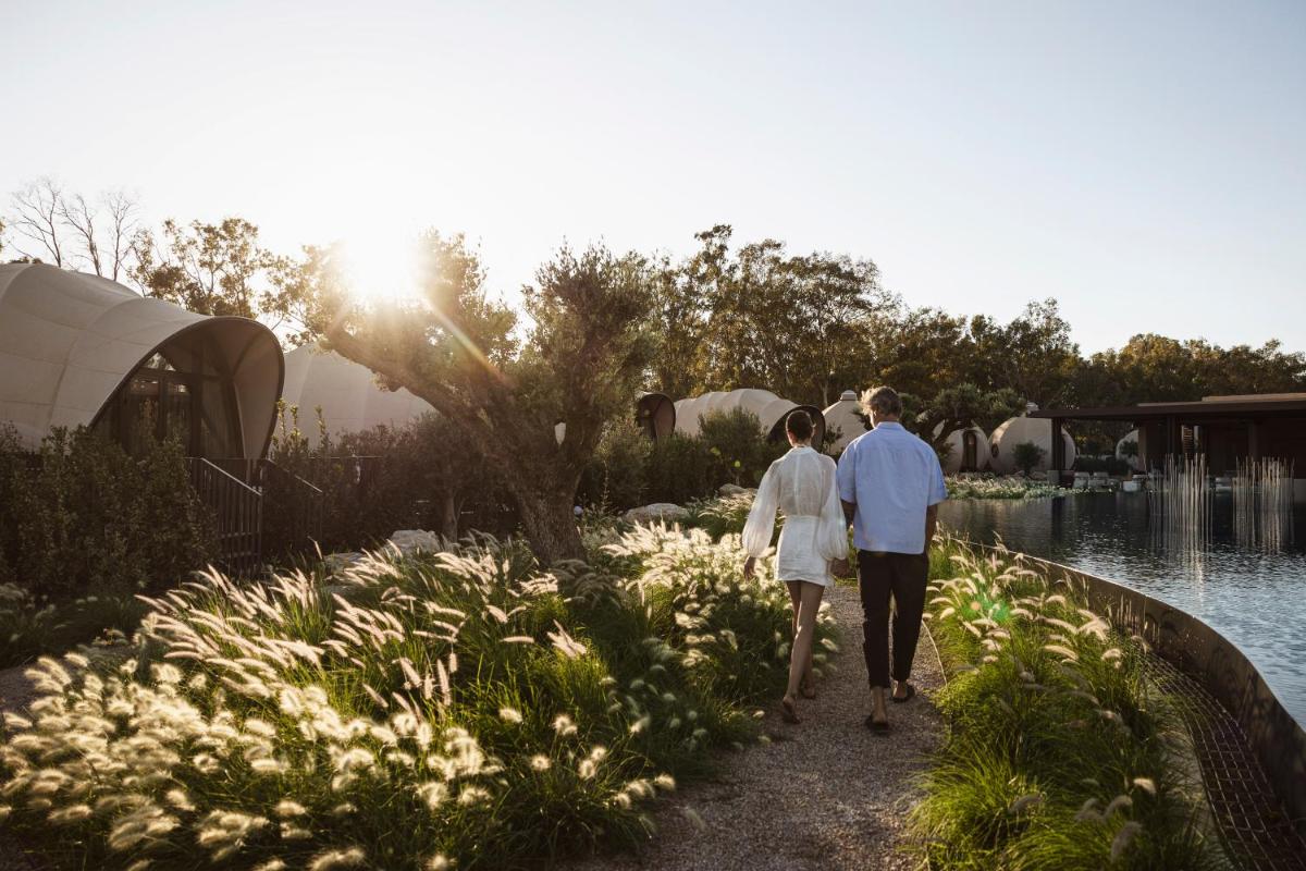 91 Athens Riviera, The Resort