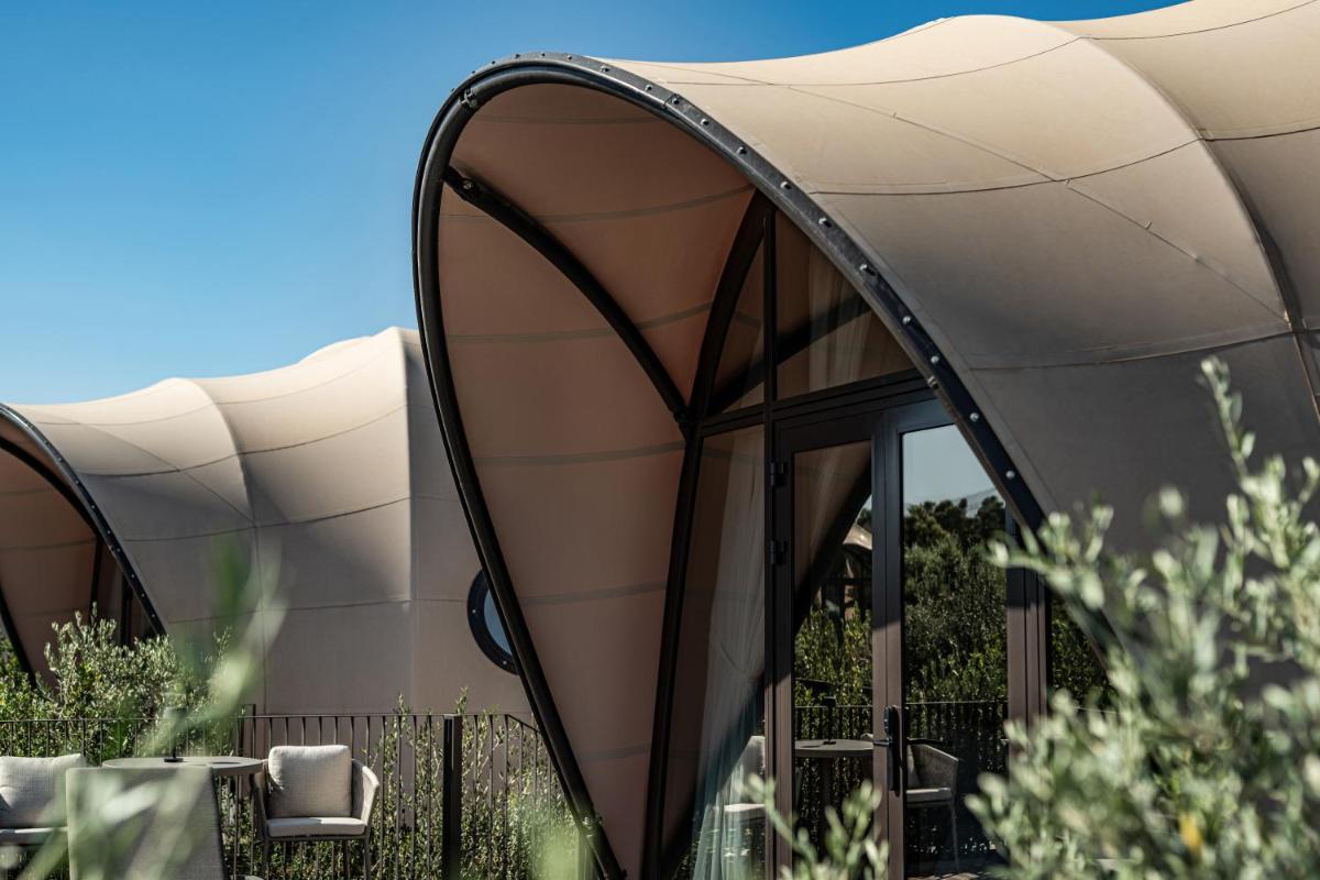 91 Athens Riviera, The Resort