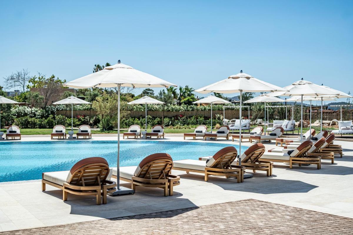 91 Athens Riviera, The Resort