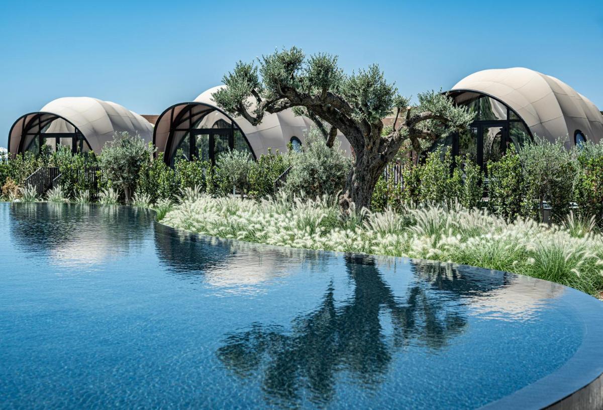 91 Athens Riviera, The Resort