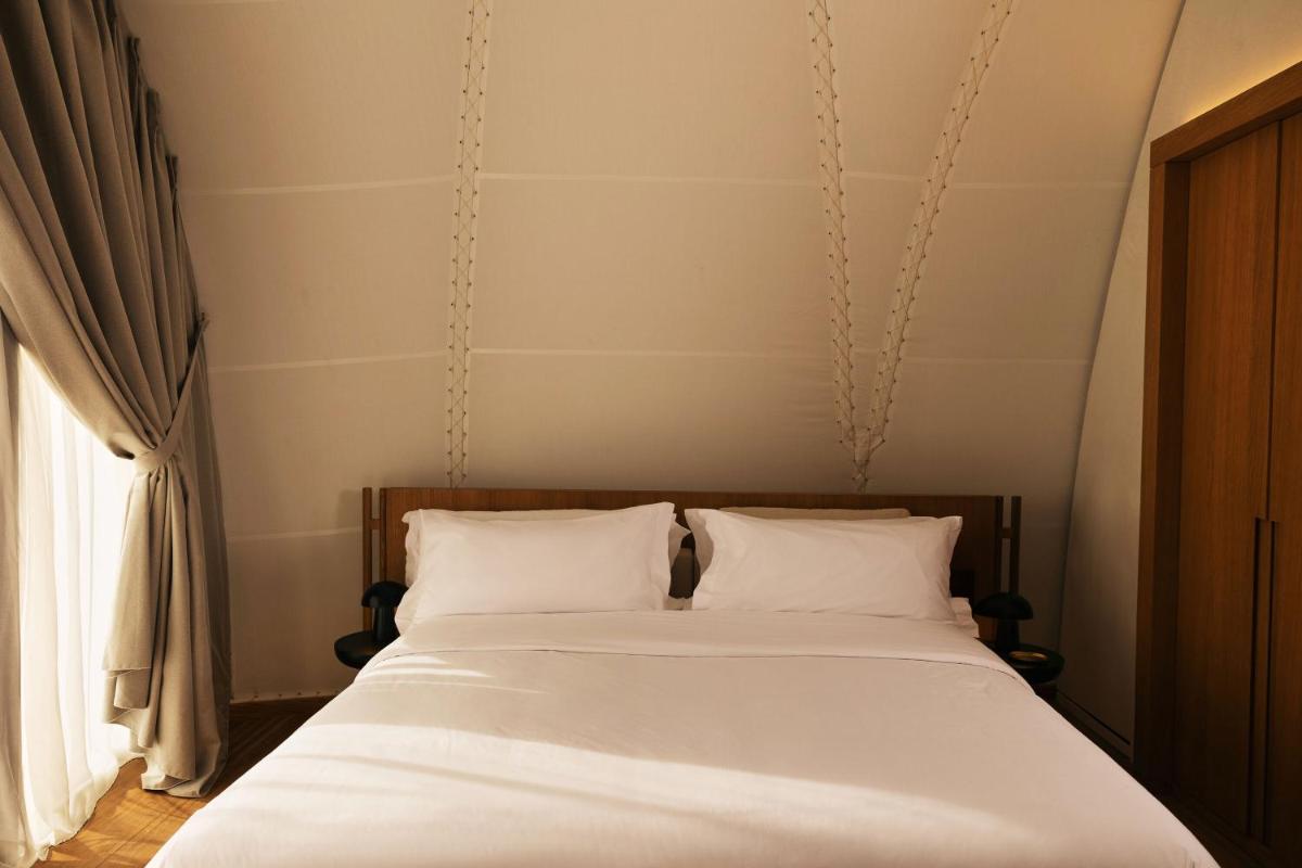 91 Athens Riviera, The Resort