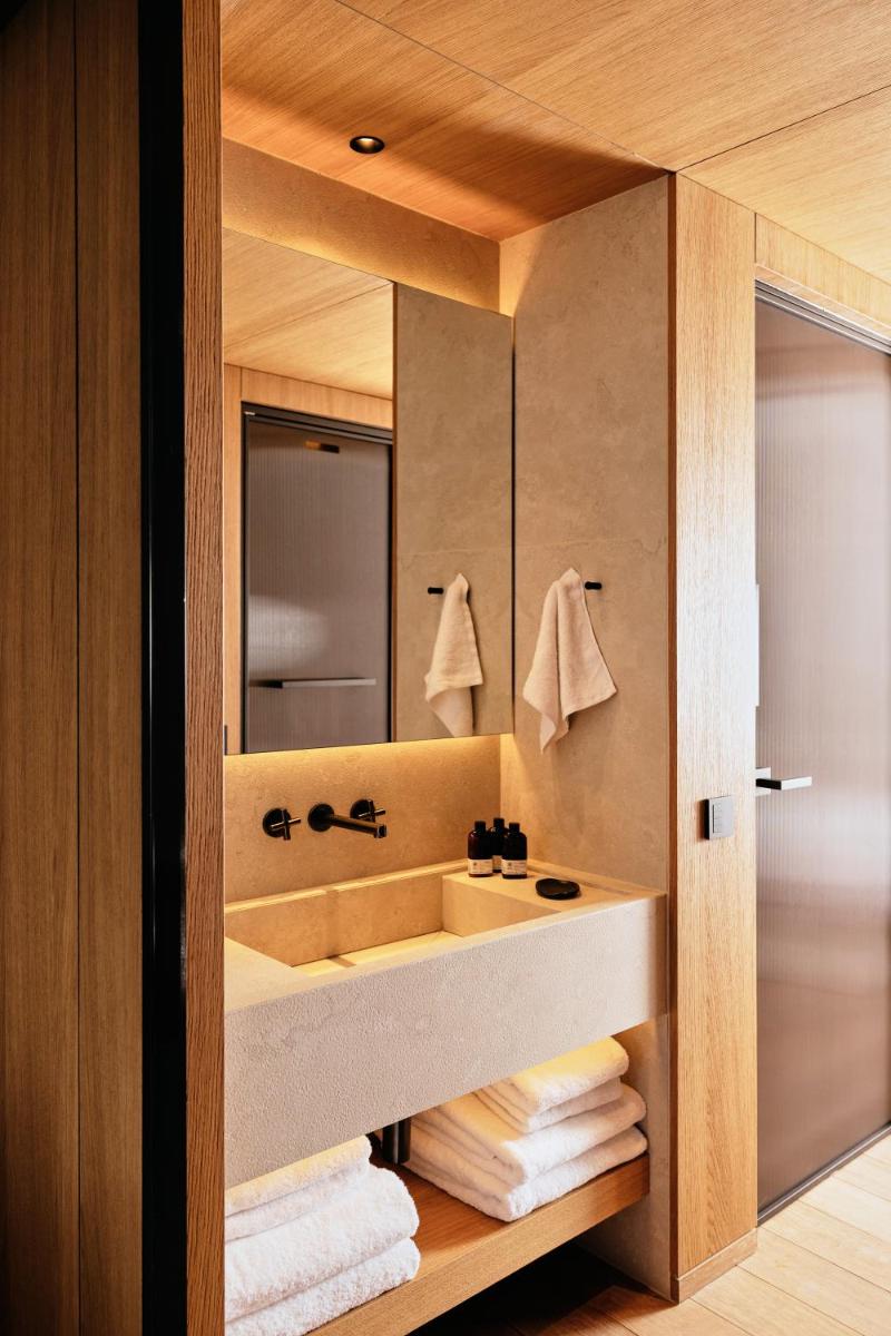 91 Athens Riviera, The Resort