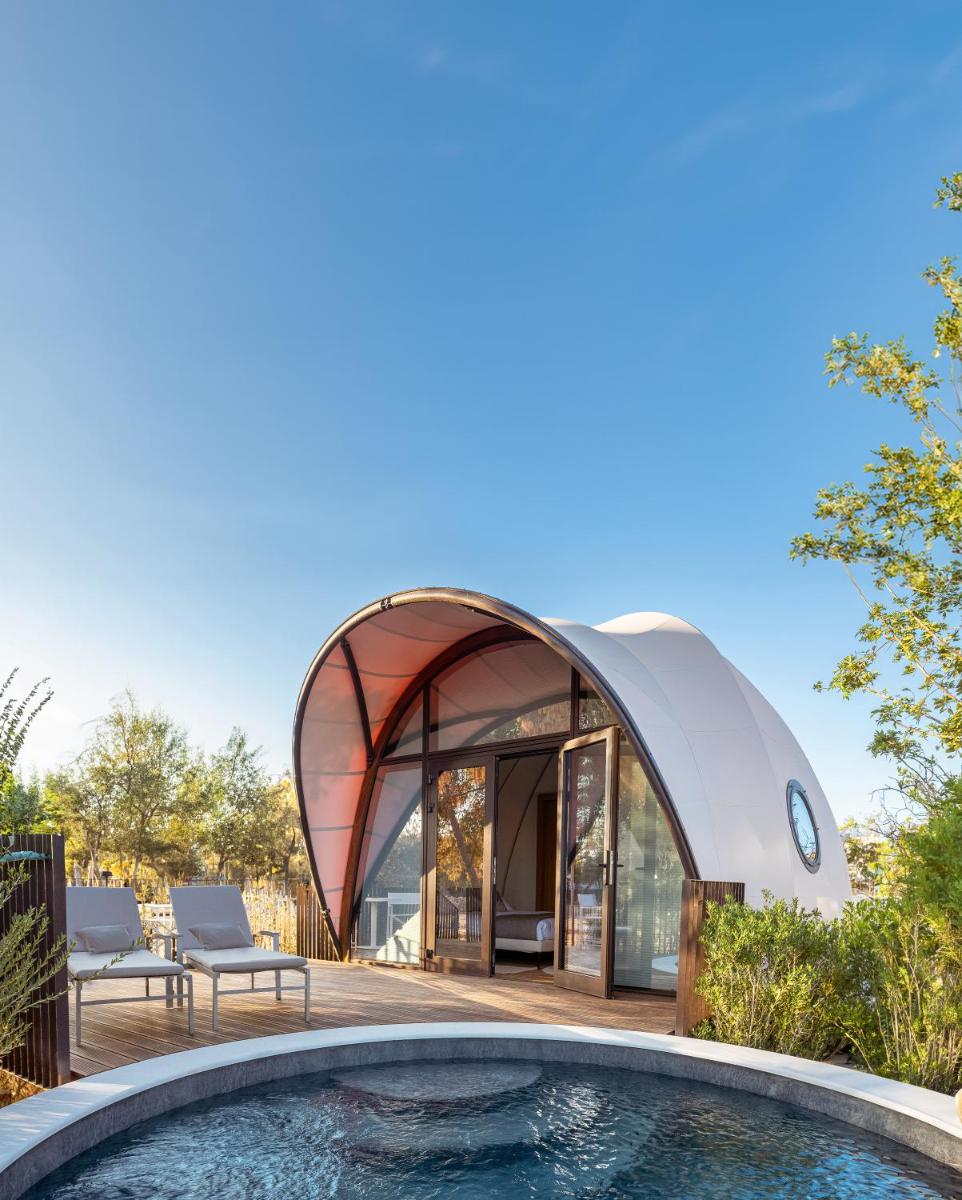 91 Athens Riviera, The Resort