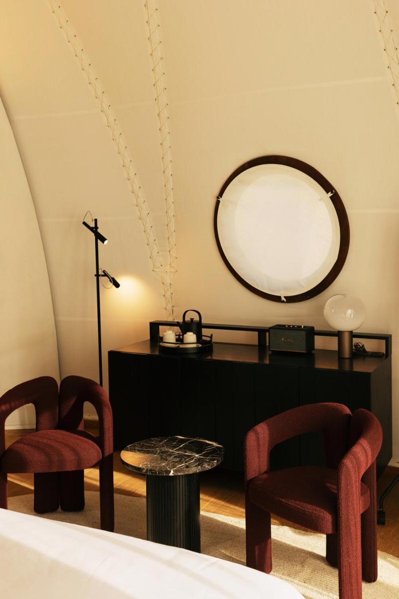 91 Athens Riviera, The Resort