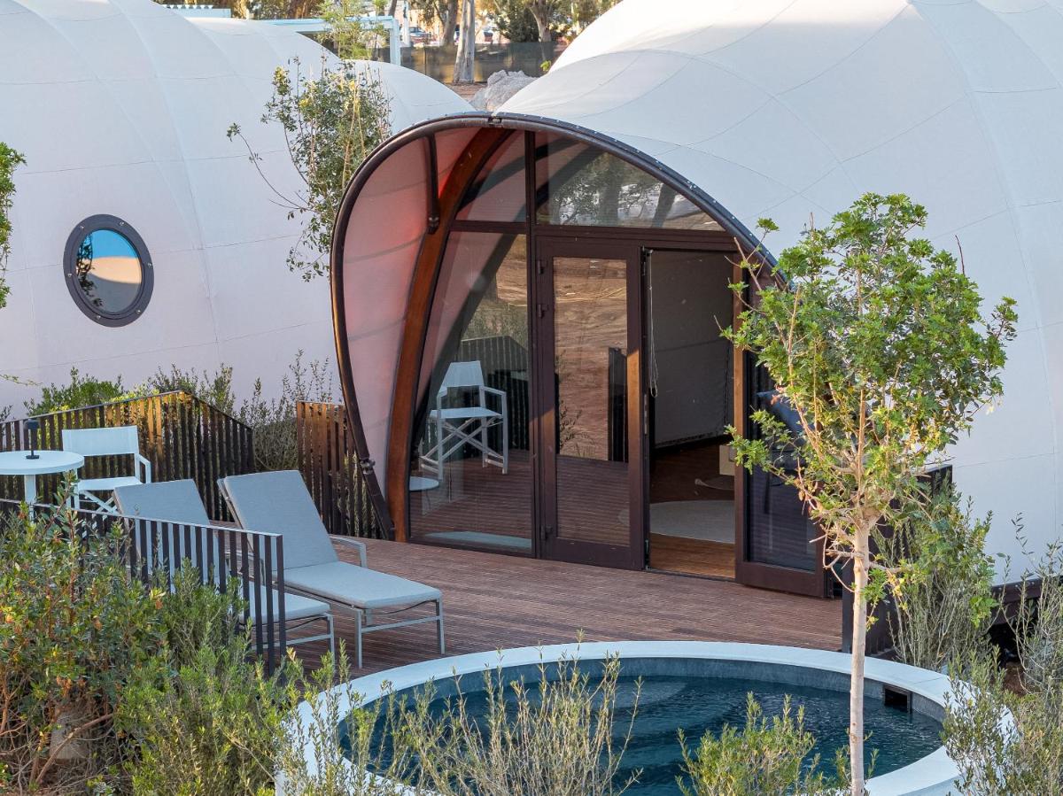 91 Athens Riviera, The Resort