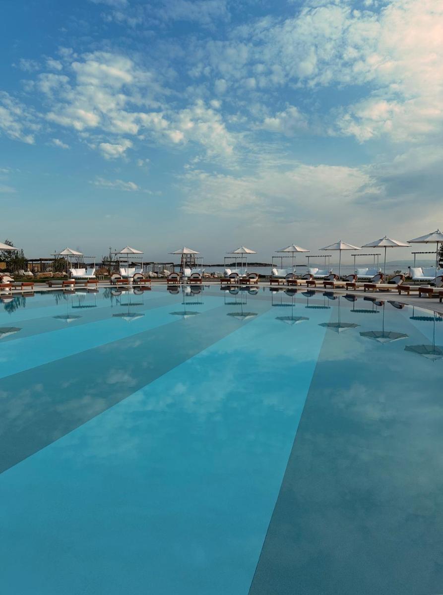 91 Athens Riviera, The Resort