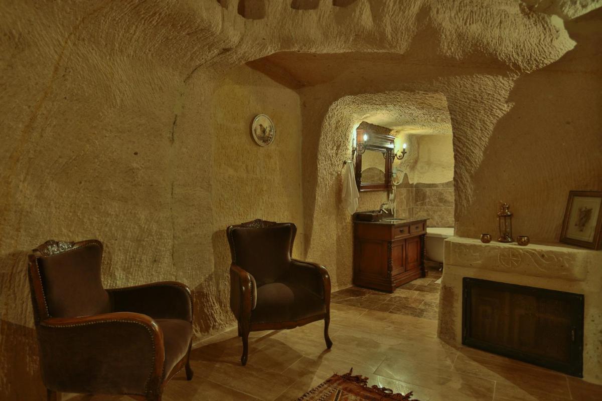 Acropolis Cave Suite
