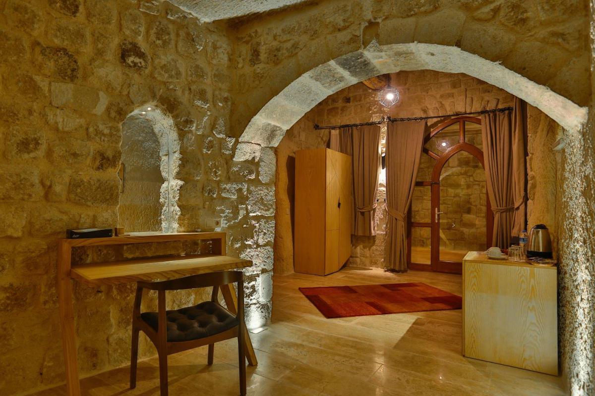 Acropolis Cave Suite