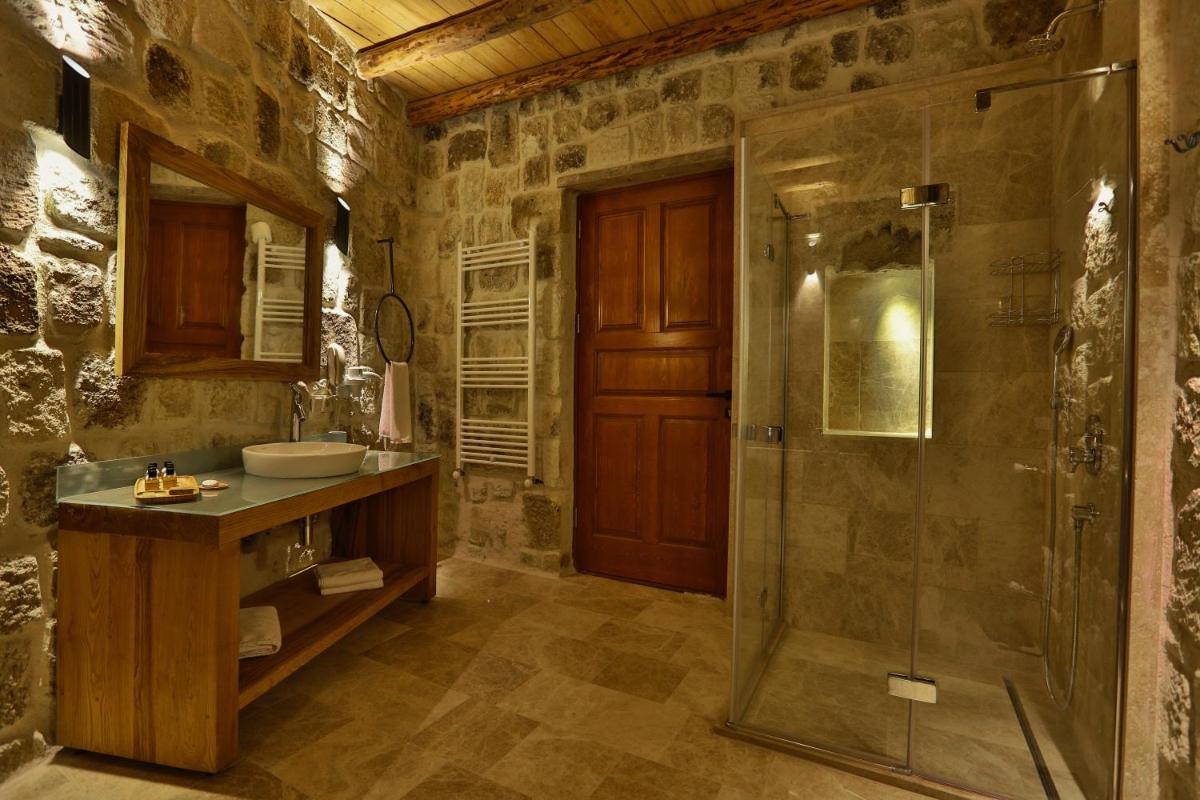 Acropolis Cave Suite