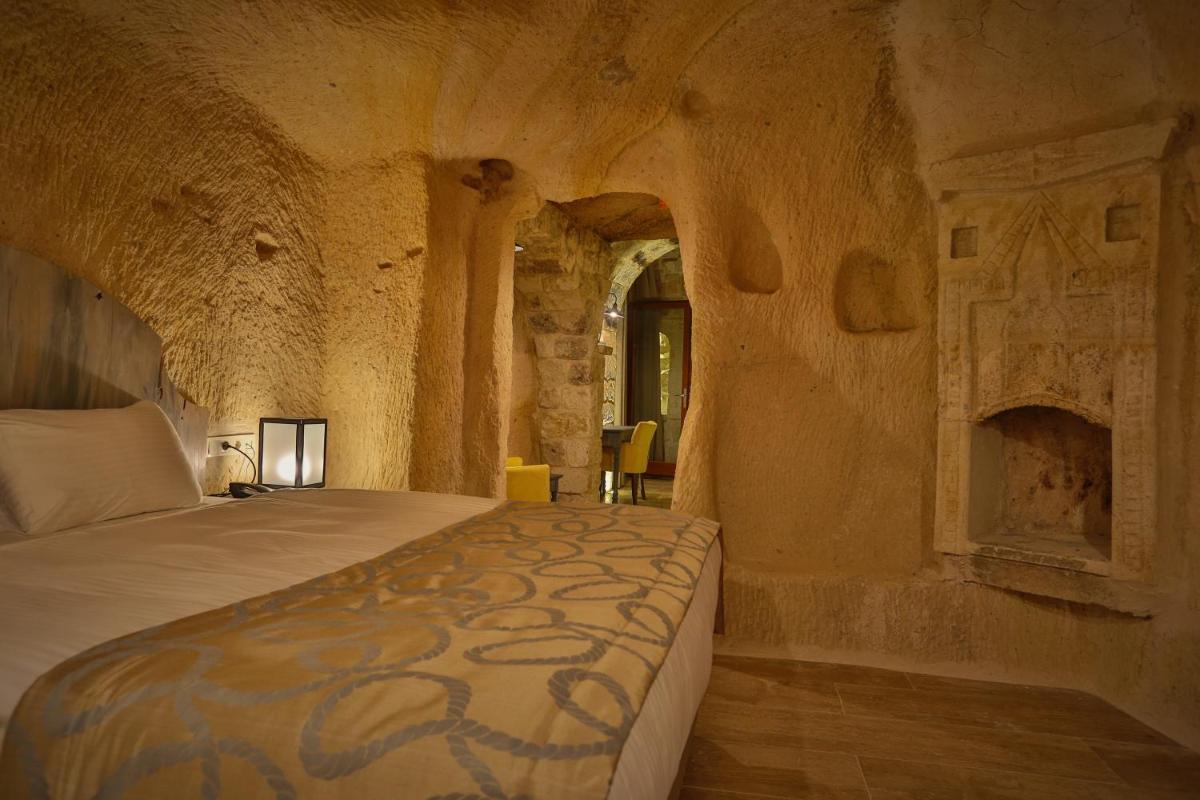 Acropolis Cave Suite