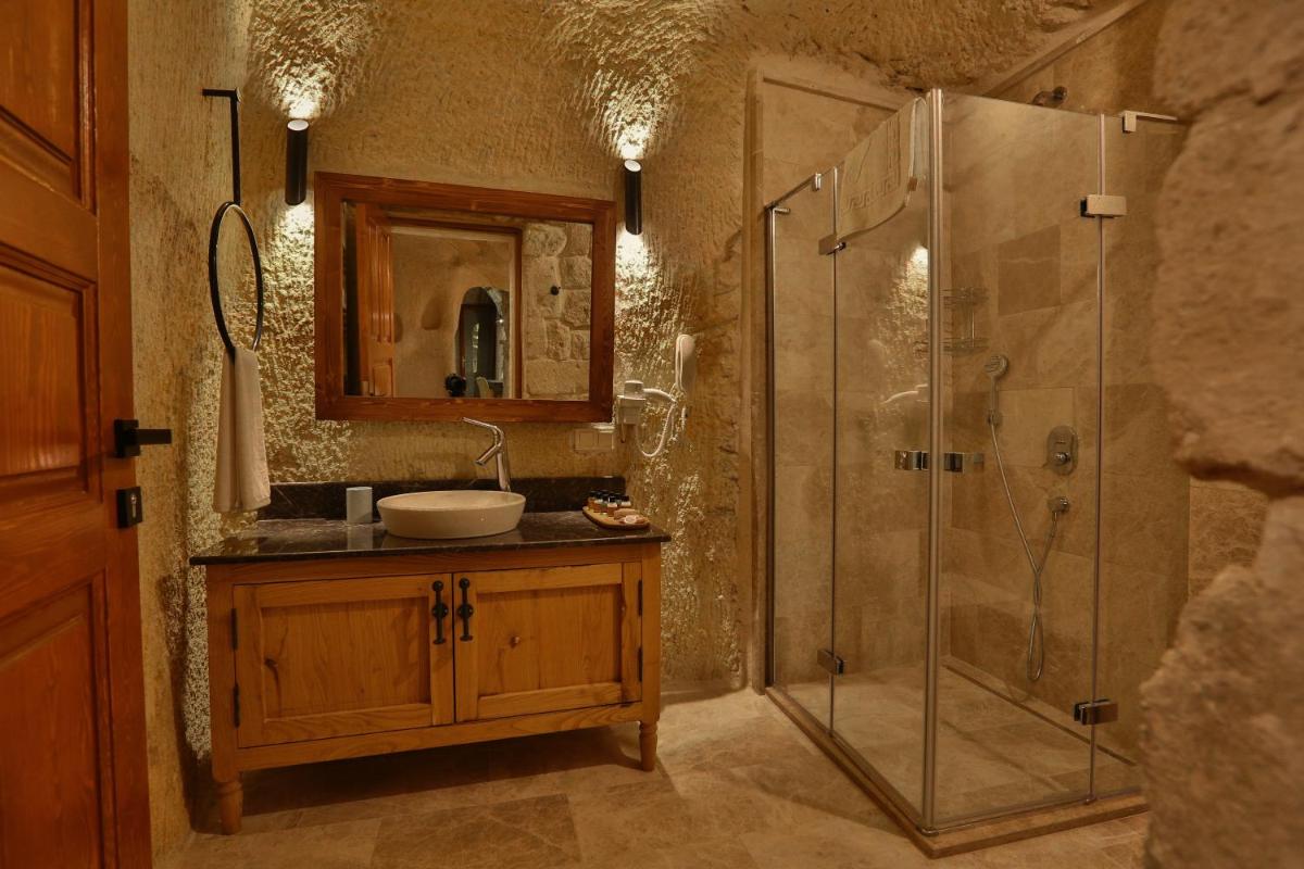 Acropolis Cave Suite