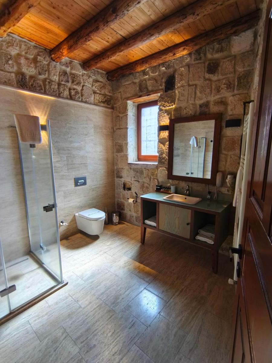 Acropolis Cave Suite