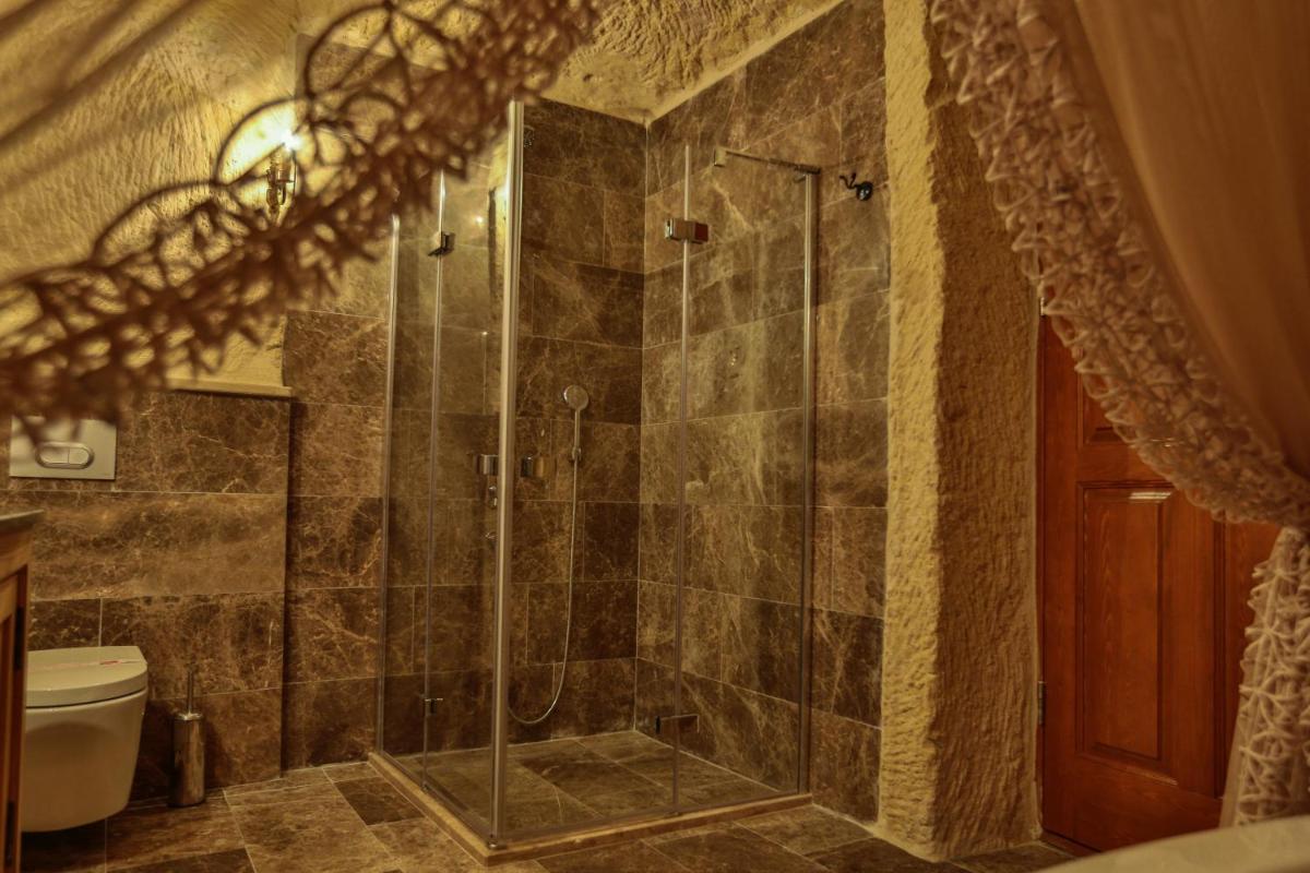 Acropolis Cave Suite