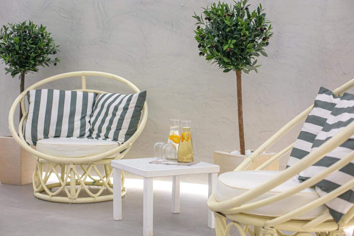 Acroterra Rosa Luxury Suites & Spa