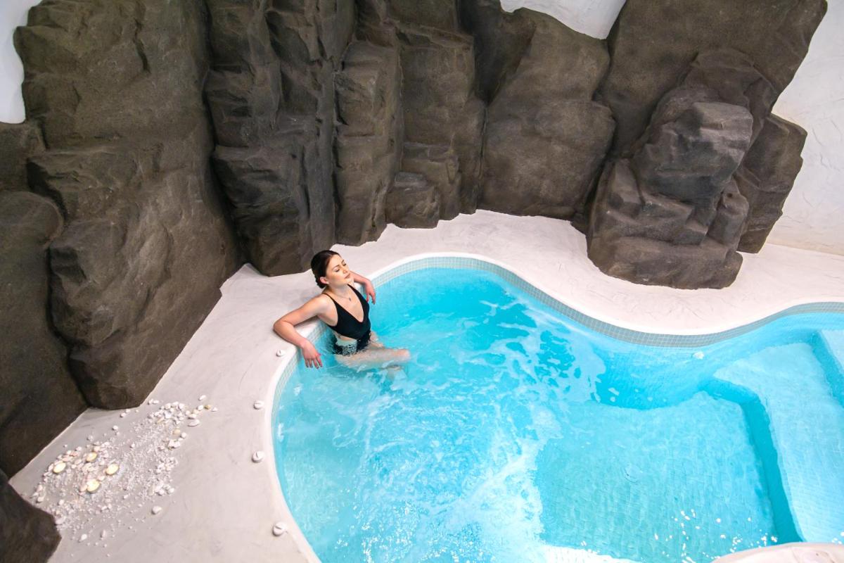 Acroterra Rosa Luxury Suites & Spa