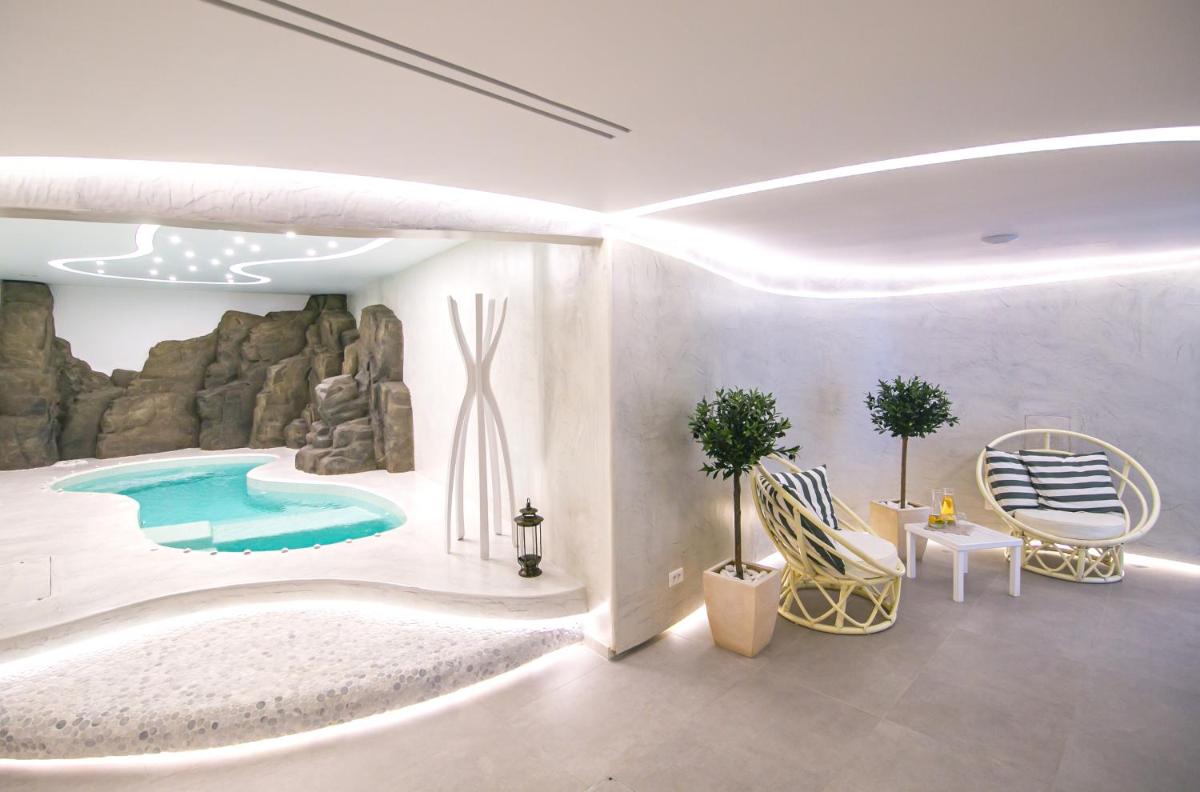 Acroterra Rosa Luxury Suites & Spa