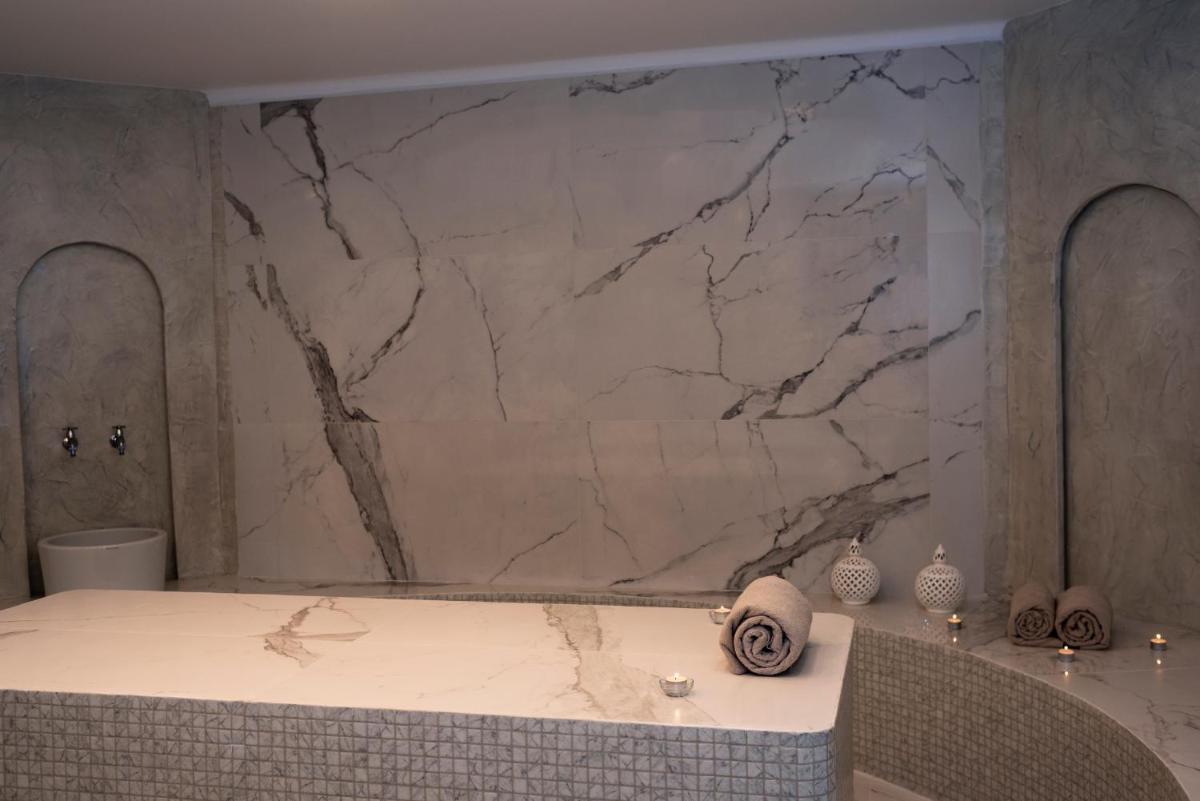 Acroterra Rosa Luxury Suites & Spa