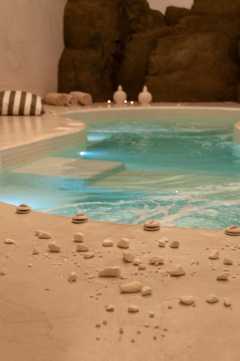 Acroterra Rosa Luxury Suites & Spa