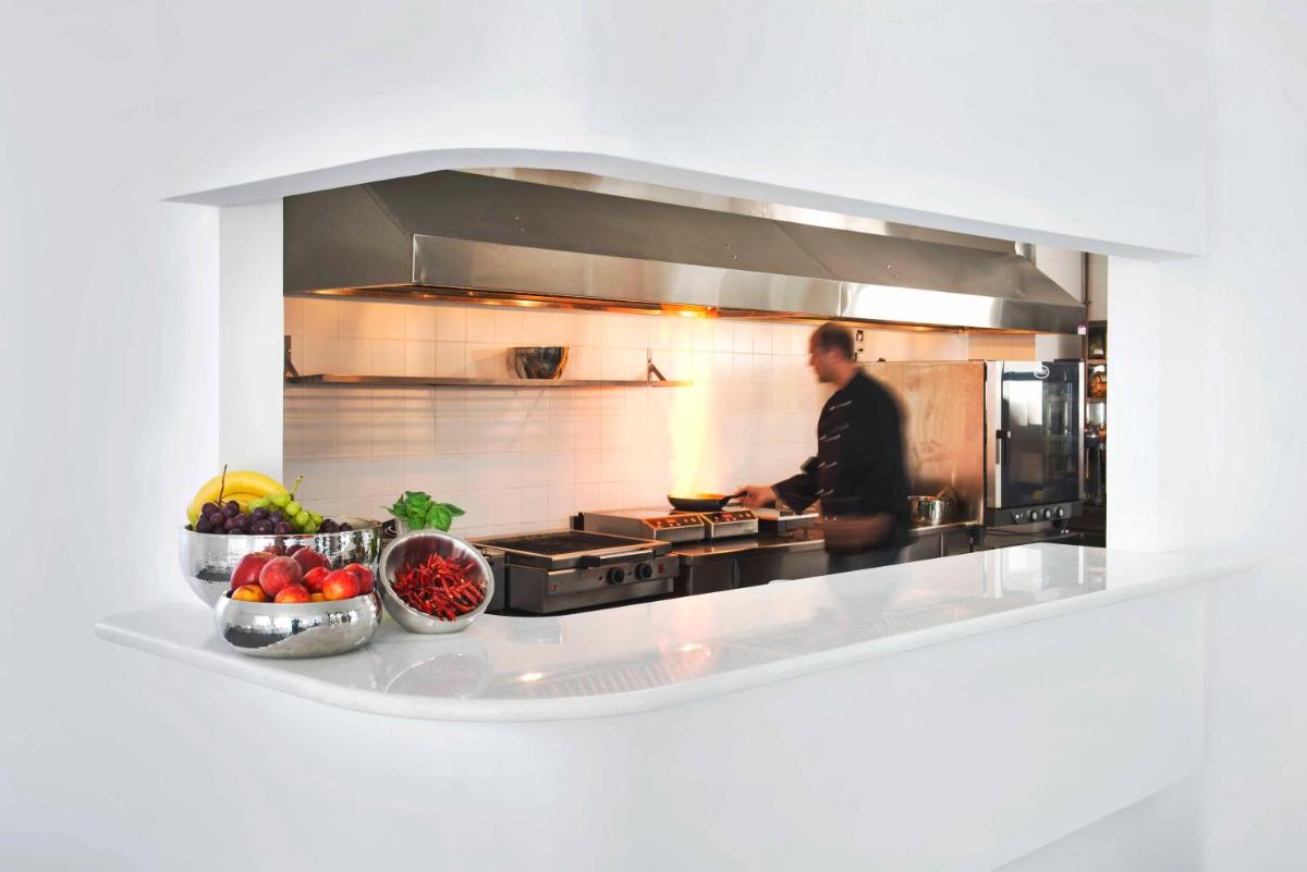 Acroterra Rosa Luxury Suites & Spa