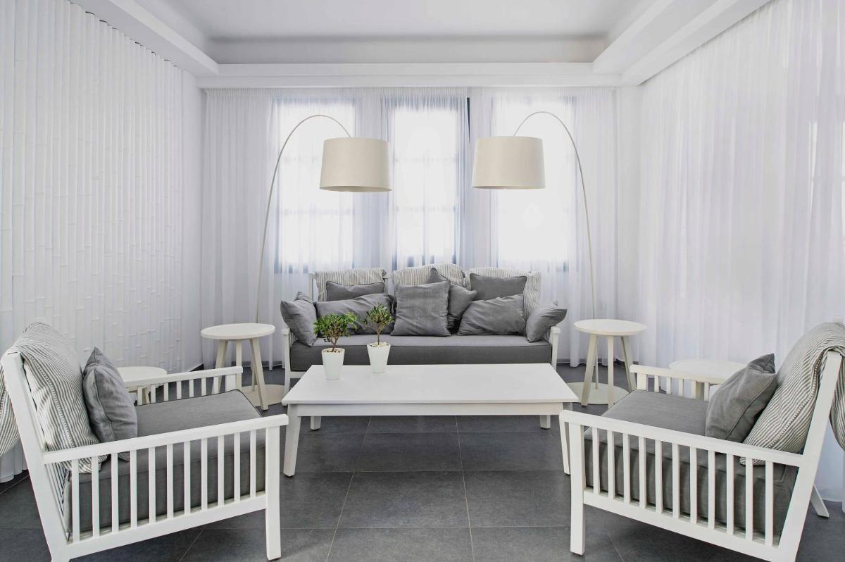 Acroterra Rosa Luxury Suites & Spa