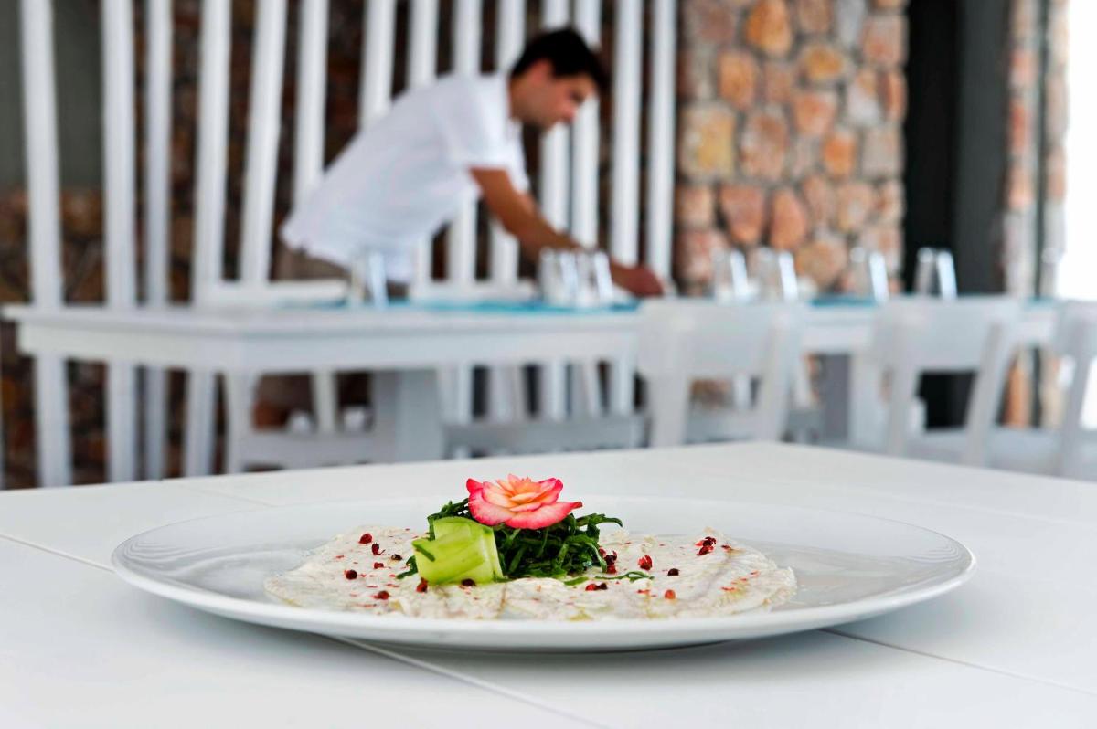 Acroterra Rosa Luxury Suites & Spa