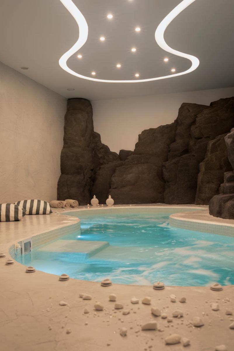Acroterra Rosa Luxury Suites & Spa