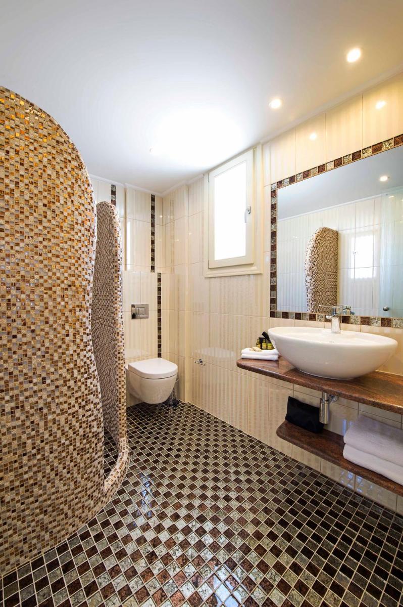 Acroterra Rosa Luxury Suites & Spa