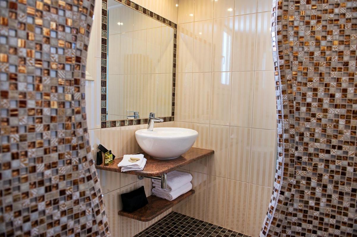 Acroterra Rosa Luxury Suites & Spa