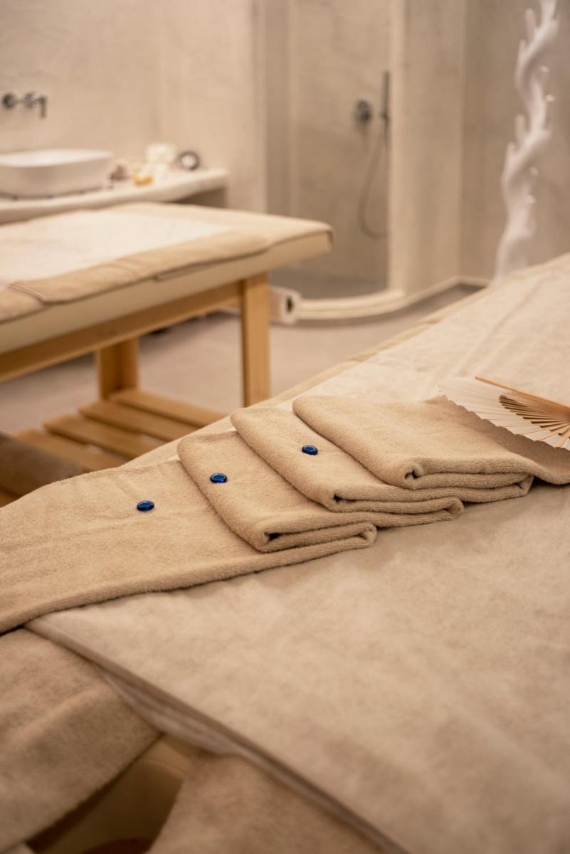 Acroterra Rosa Luxury Suites & Spa