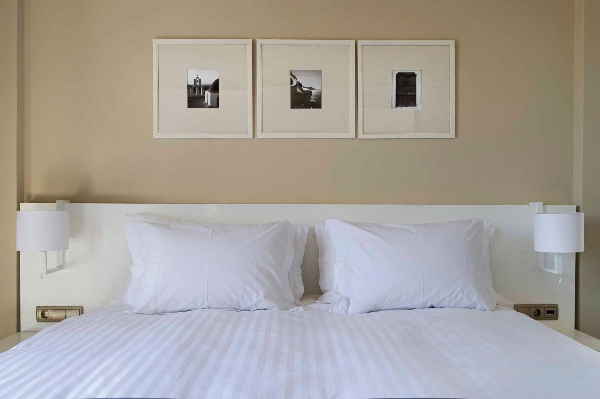 Acroterra Rosa Luxury Suites & Spa