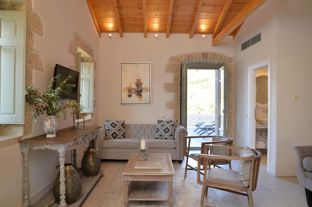 Akrolithi Boutique Hotel & Suites