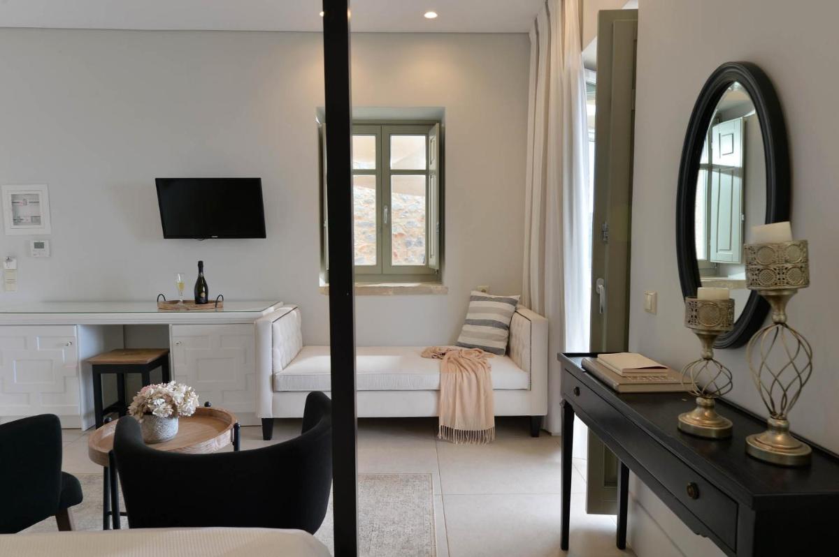 Akrolithi Boutique Hotel & Suites