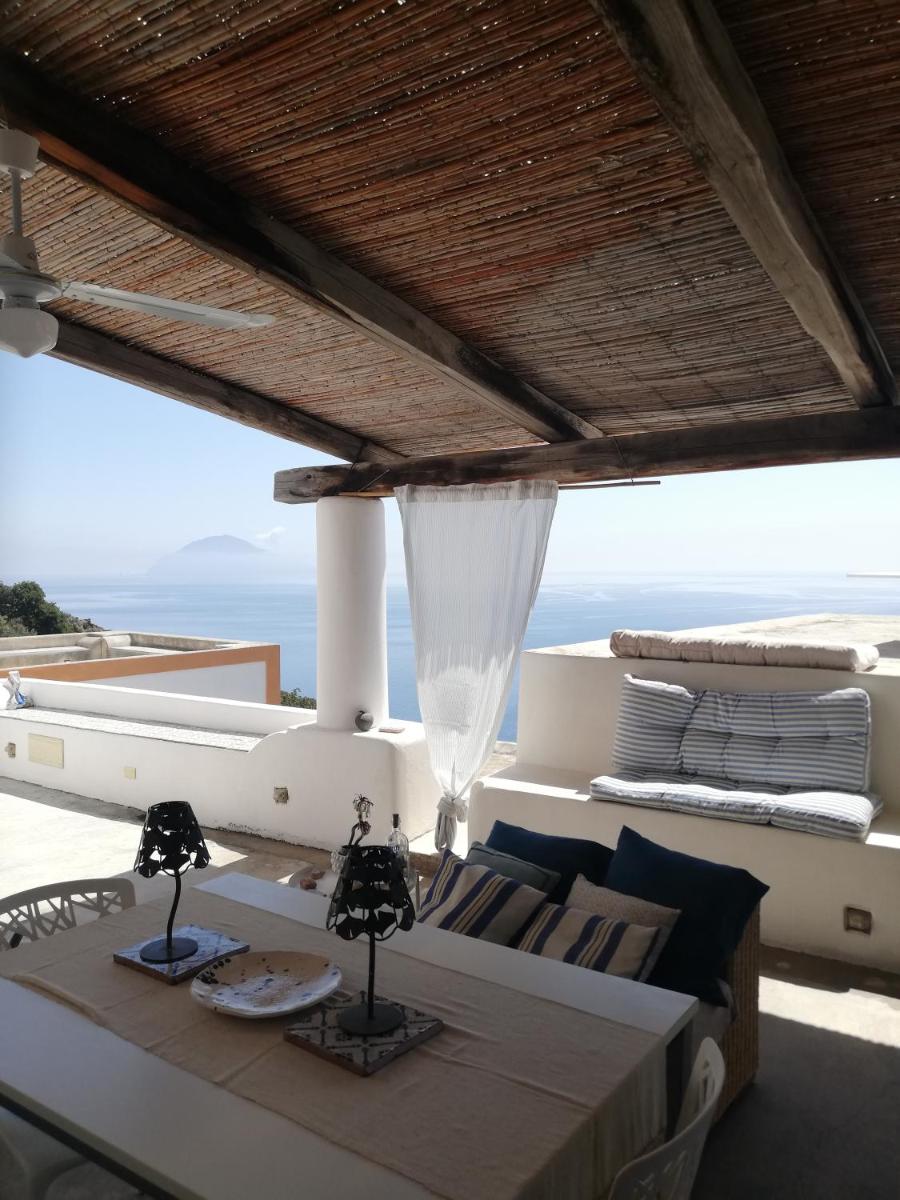 Alicudi Giardino dei Carrubi- al gradino 365