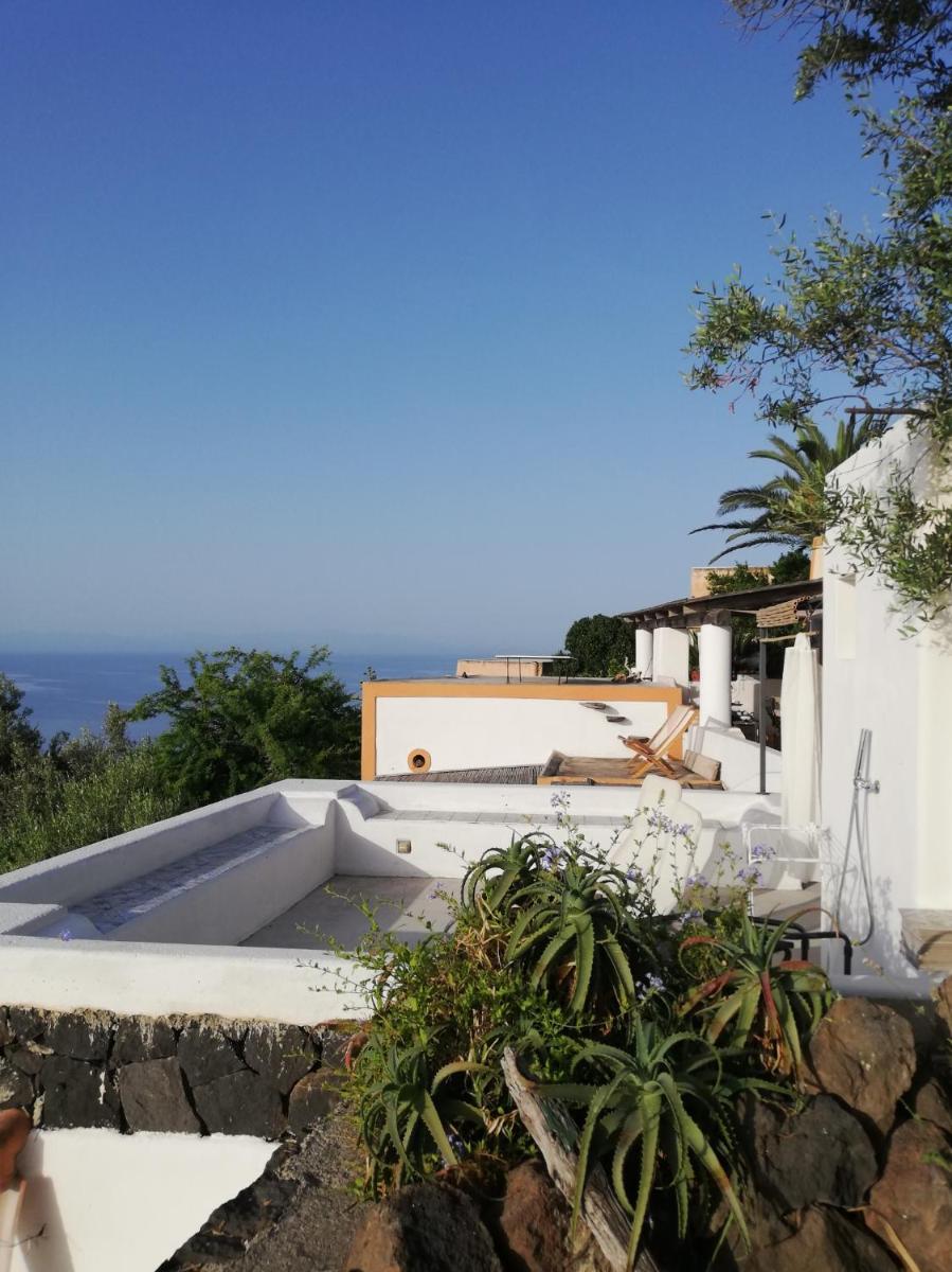 Alicudi Giardino dei Carrubi- al gradino 365