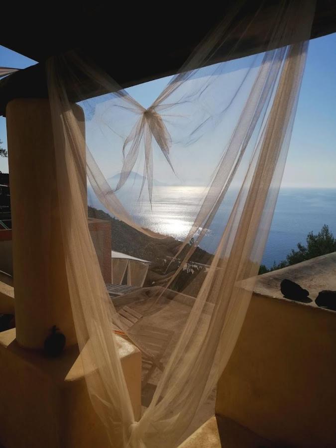 Alicudi Giardino dei Carrubi- al gradino 365