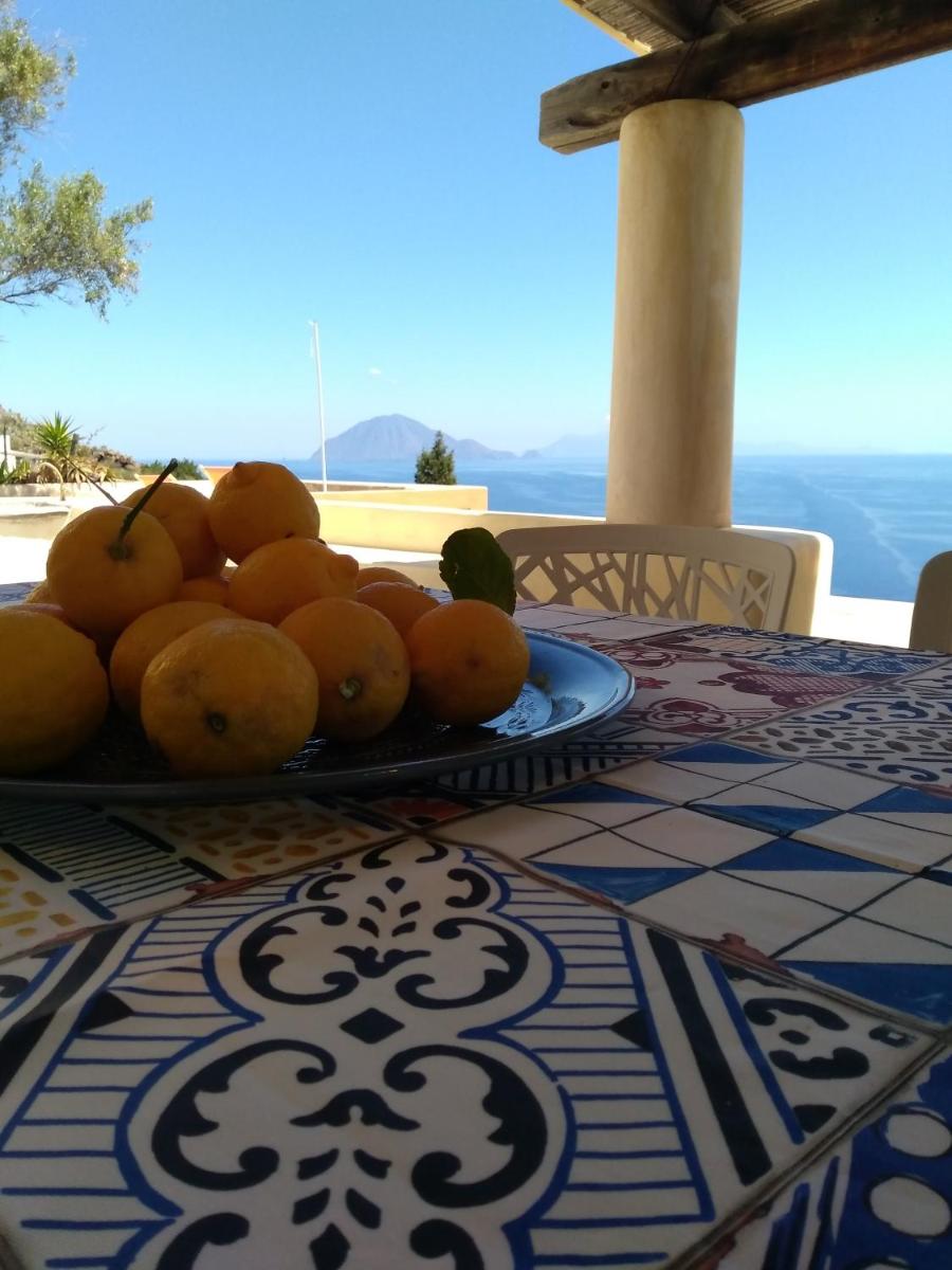 Alicudi Giardino dei Carrubi- al gradino 365