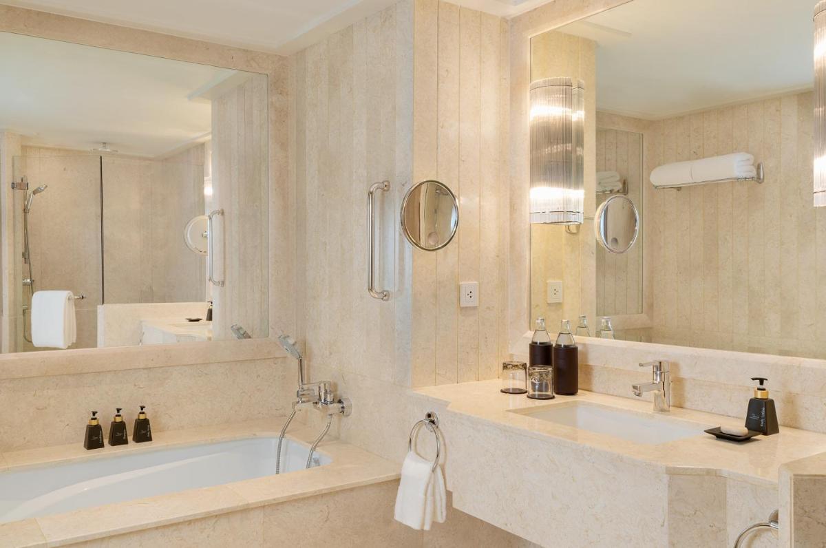 Anantara Siam Bangkok Hotel