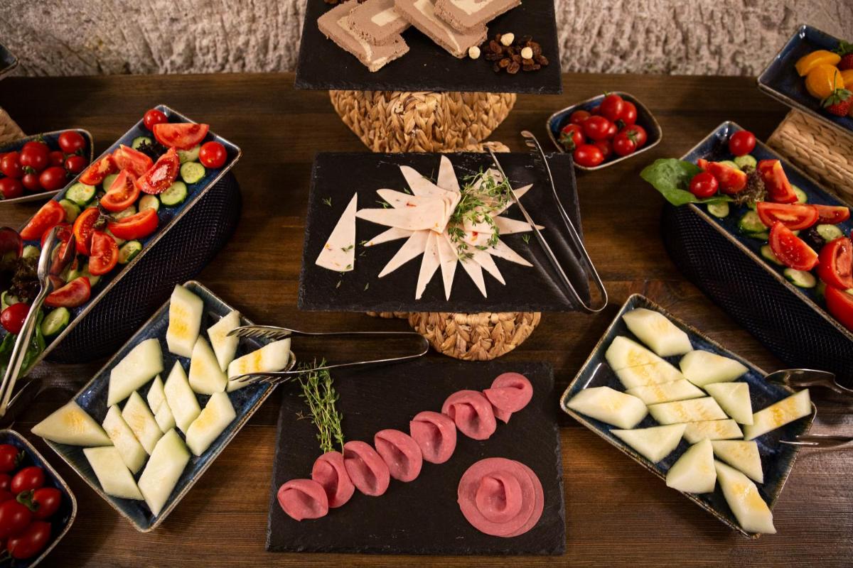 Nino Cave Suites