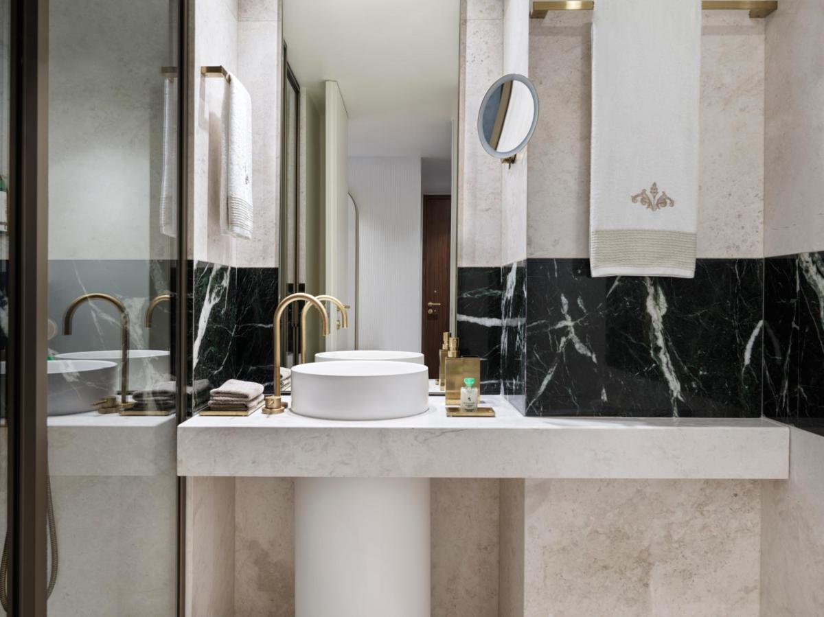 Anthology of Athens, The Leading Hotels of the World