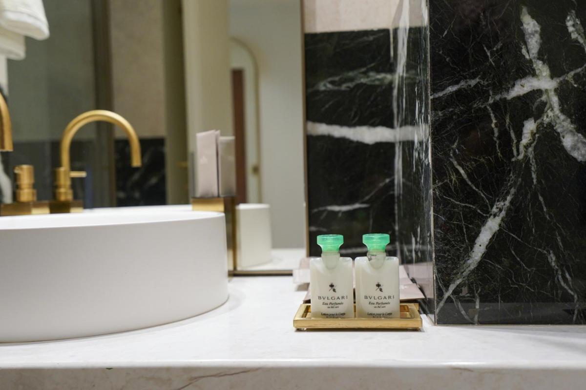 Anthology of Athens, The Leading Hotels of the World