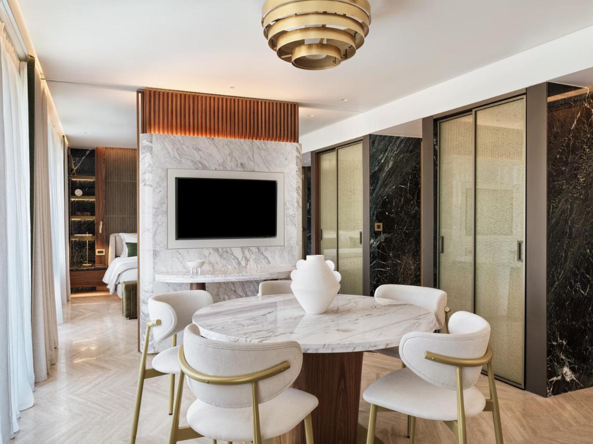 Anthology of Athens, The Leading Hotels of the World