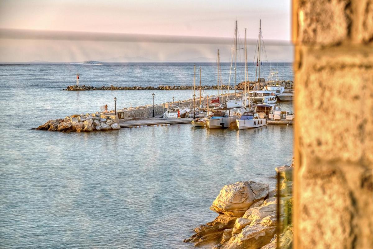 Avant Mar Paros