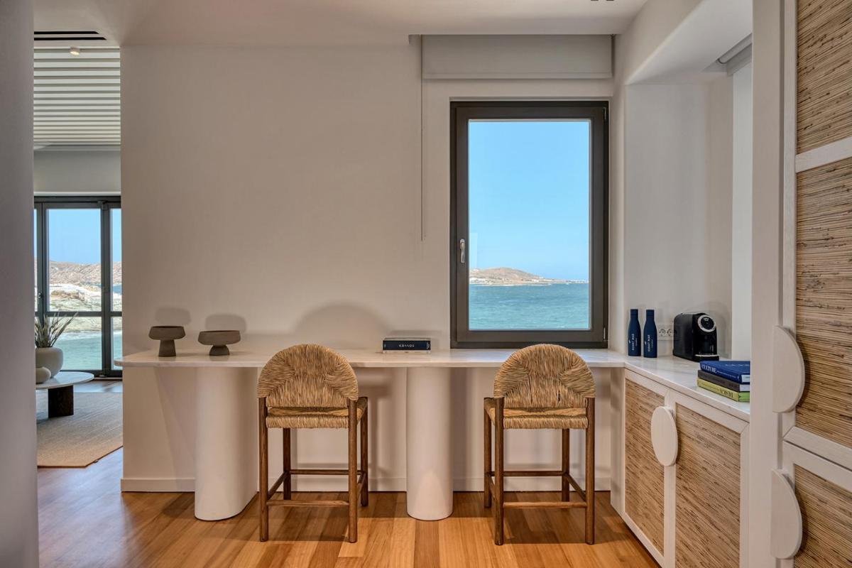 Avant Mar Paros