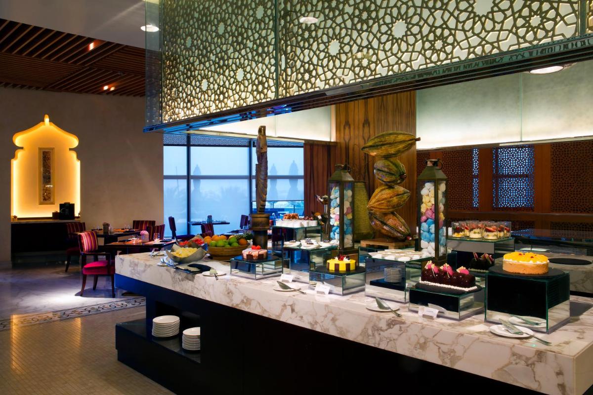 Bab Al Qasr Hotel