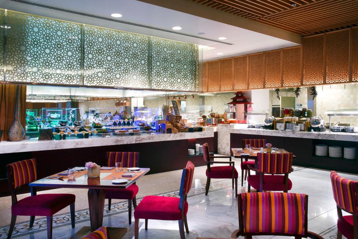 Bab Al Qasr Hotel