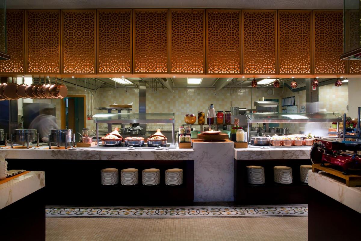 Bab Al Qasr Hotel