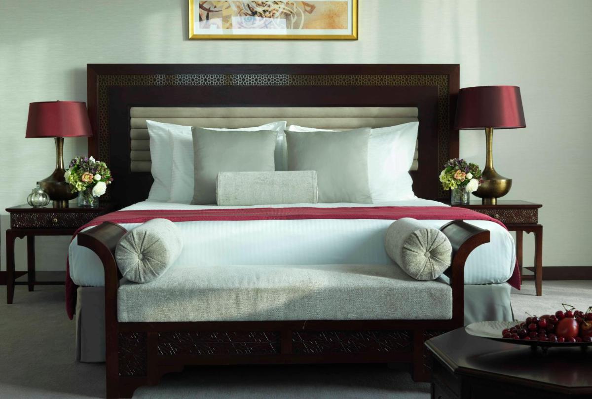 Bab Al Qasr Hotel