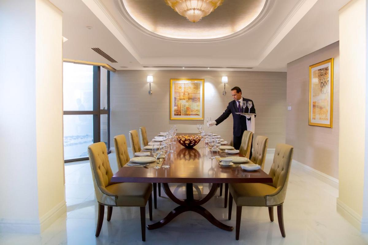 Bab Al Qasr Hotel